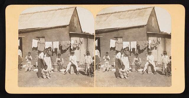 Исторически находки Снимка: Групата на хора, Пране на въжето, Държи Сушащееся бельо, Южна Африка, 1901